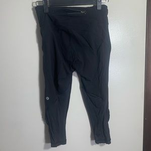 GENTLY WORN CROPPED LULU LEGGINGS